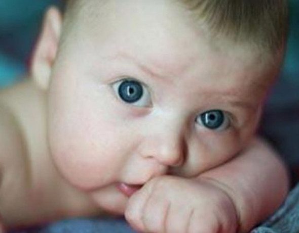 Когда меняется цвет глаз у новорождённого?