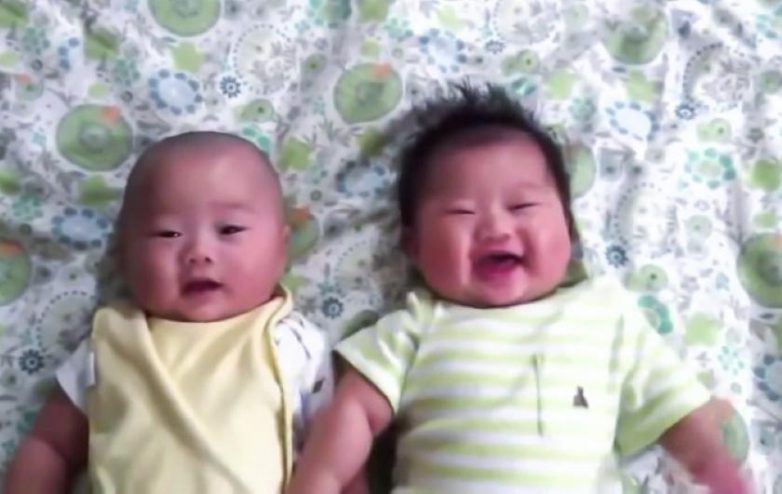 Самые смешные и эмоциональные фото двойняшек и близнецов