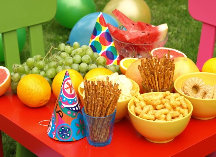 Как сервировать стол на детский праздник?