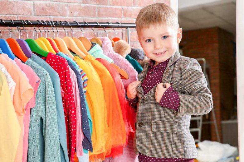О чем нужно знать родителям, покупающим одежду для мальчика