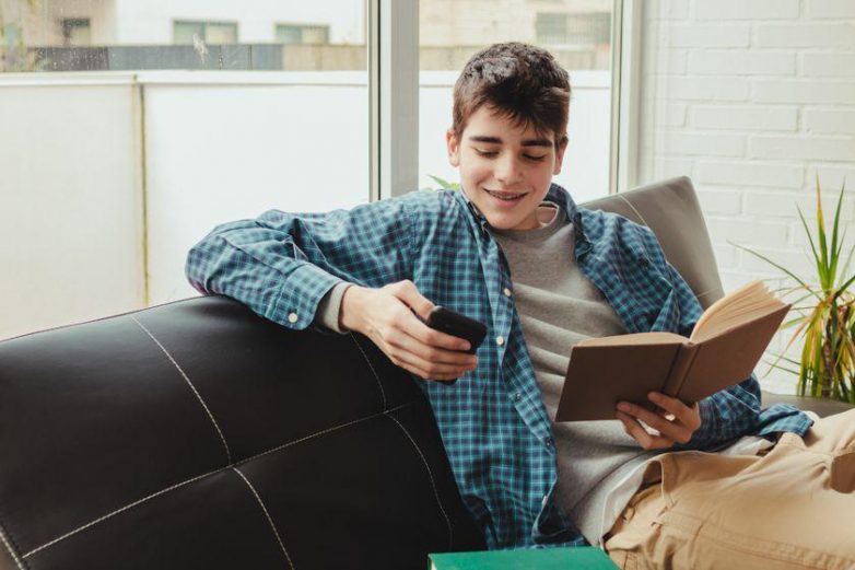 3 нескучных способа привить подростку любовь к чтению