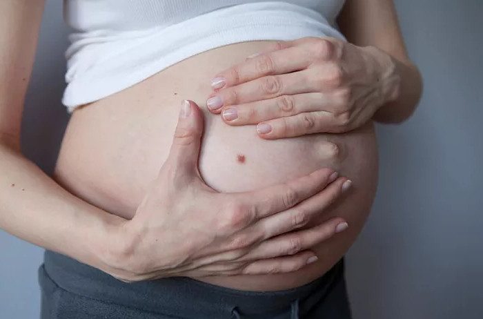 Почему появляются родинки во время беременности?
