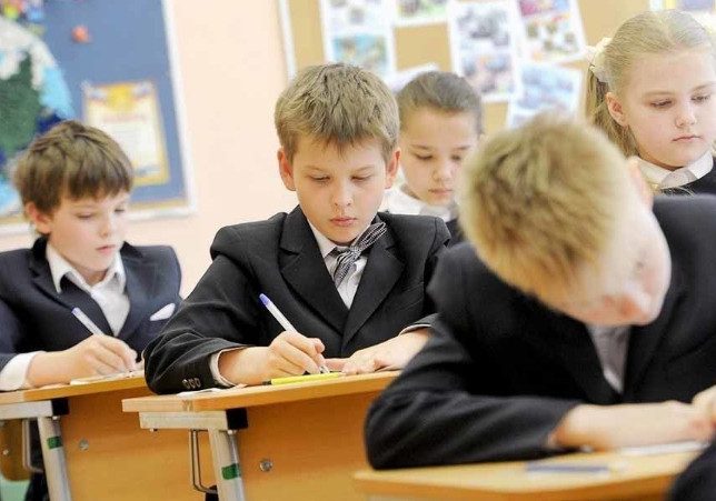 Обещанные Путиным выплаты по 10 тысяч рублей на школьников проведут до 17 августа