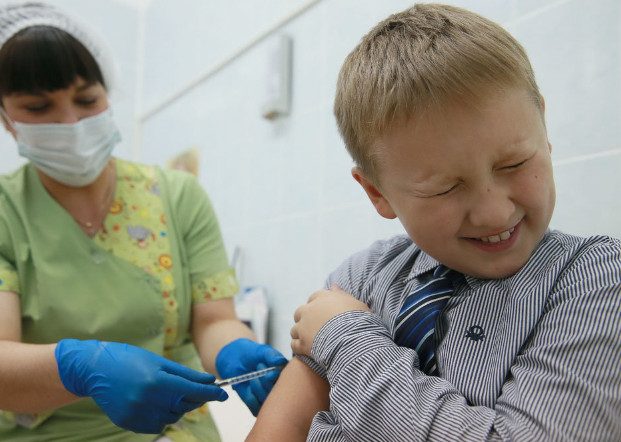 Могут ли ребёнку сделать прививку от коронавируса в школе без согласия родителей?