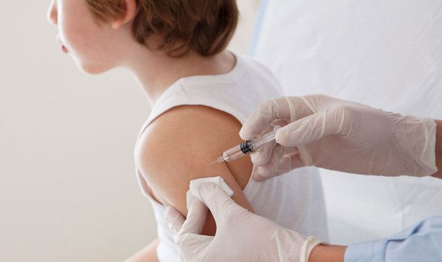 Родители из разных стран рассказали о том, как их дети перенесли прививку