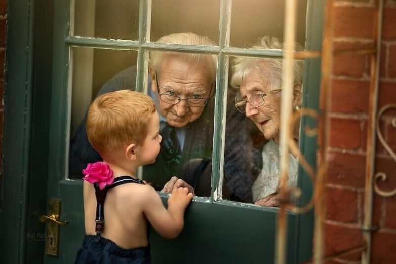 Душевные фото бабушек и дедушек с внуками