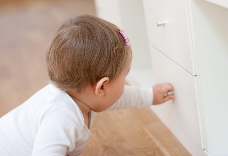 Маленький ребенок и правила безопасности в доме