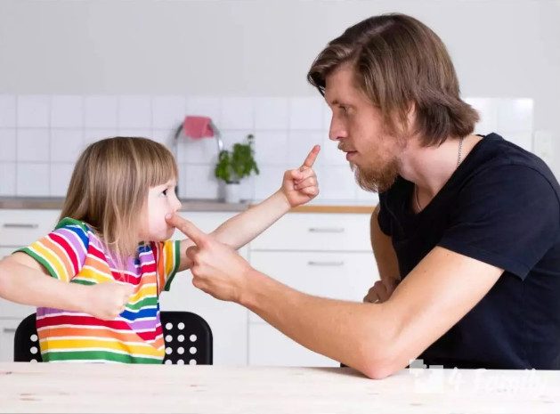 7 причин, по которым дети командуют родителями
