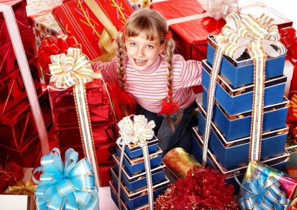 Как донести до родственников, что не нужно заваливать детей подарками