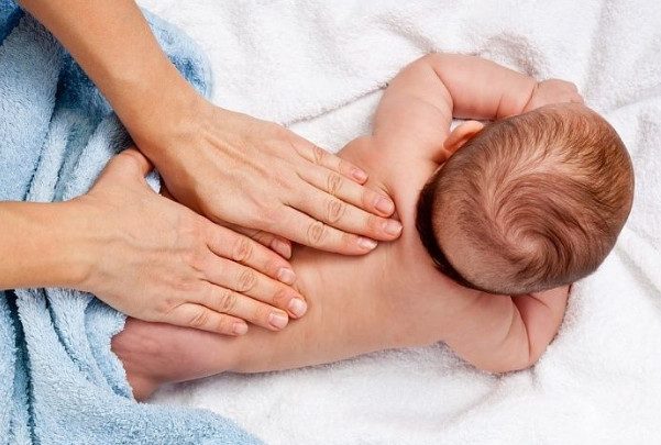 В каких случаях младенцам нужен массаж