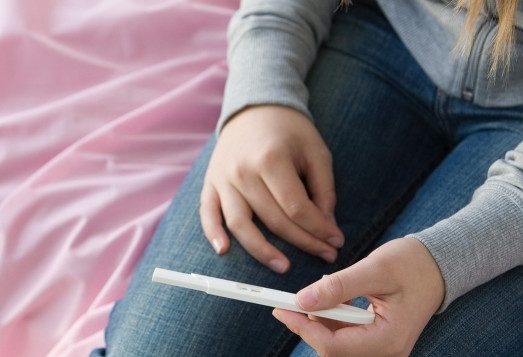 11-летняя школьница из Красноярска, жаловавшаяся на боли в животе, оказалась беременной