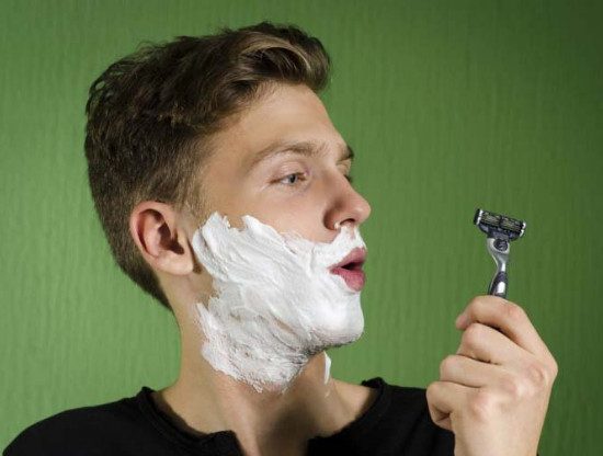 Когда подростку начинать бриться и как подобрать ему бритву?