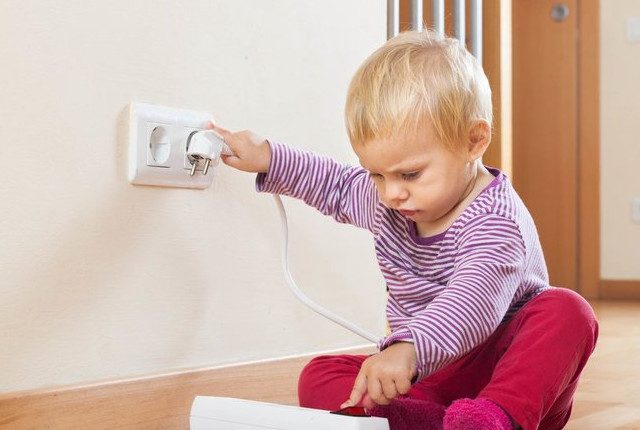 8 опасностей, которые подстерегают ребёнка дома