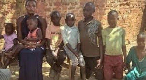 Житель Уганды бросил семью после рождения 5-й пары близнецов