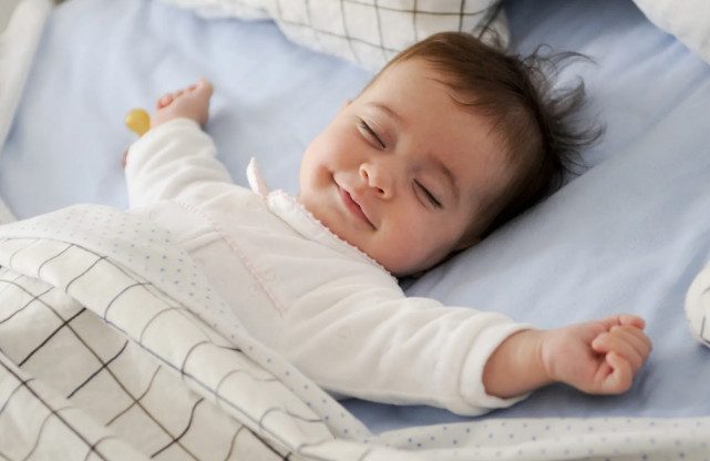 Врачи рассказали, как научить ребенка засыпать самостоятельно