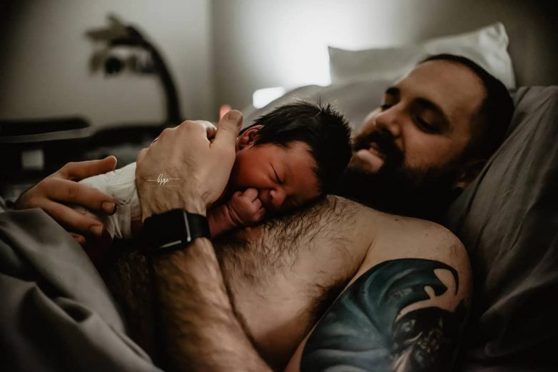 Трогательные моменты первой встречи отцов с их новорожденными детьми