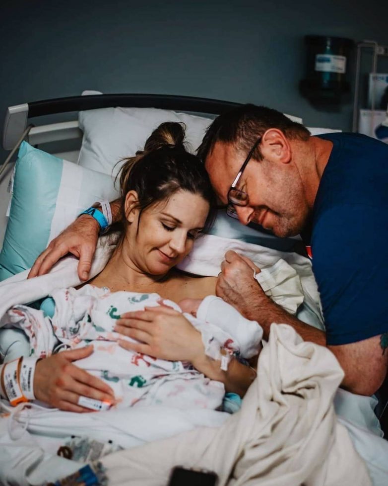 Трогательные моменты первой встречи отцов с их новорожденными детьми