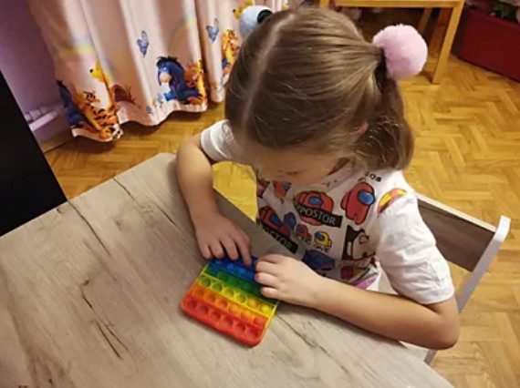 Ученые доказали пользу антистресс-игрушек для детей, увлеченных гаджетами
