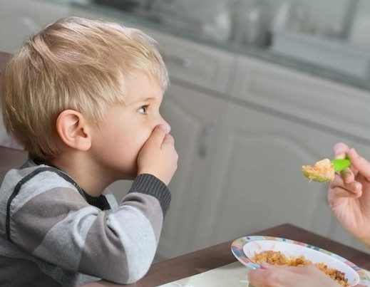 Почему не нужно заставлять детей доедать?