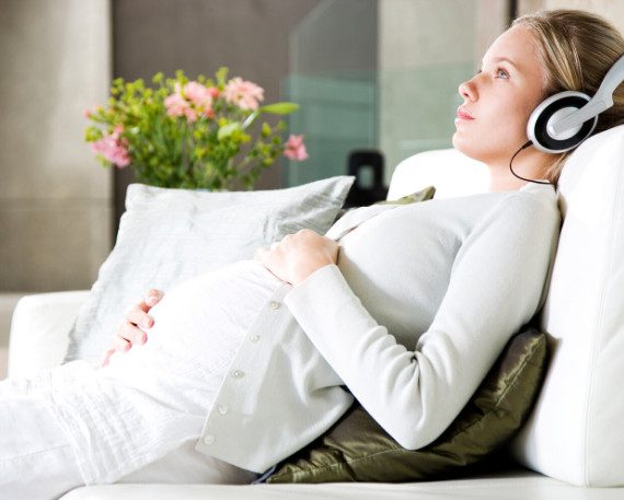 Прослушивание музыки во время беременности облегчает восприятие речи младенцем