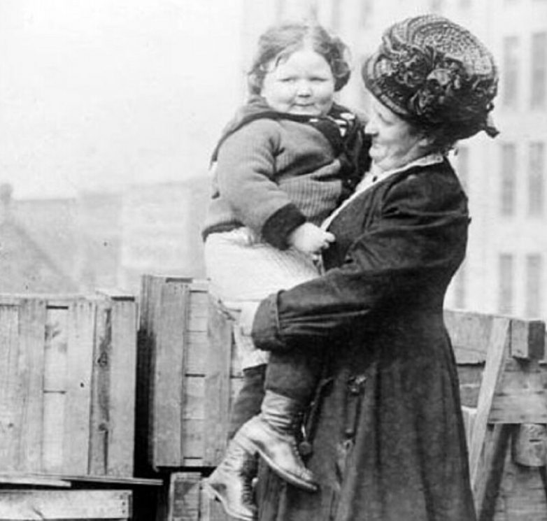 История Джона Уилсона Уэбба – одного из самых больших малышей в мире