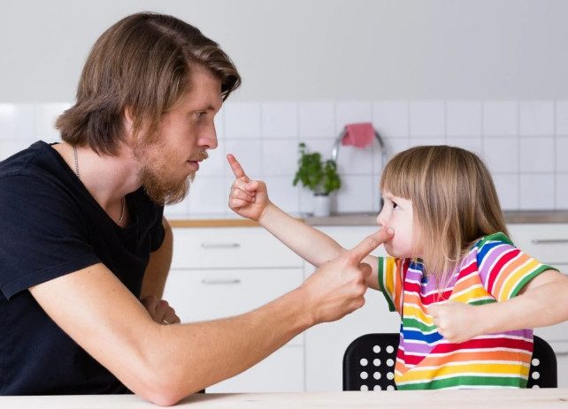 5 фраз, которые нельзя говорить расстроенным детям