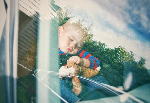 4 причины не оставлять детей одних в машине
