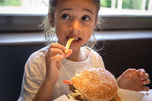 Как отучить ребёнка от вредной еды