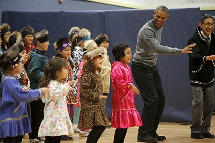 Барак Обама станцевал народный танец со школьниками Аляски