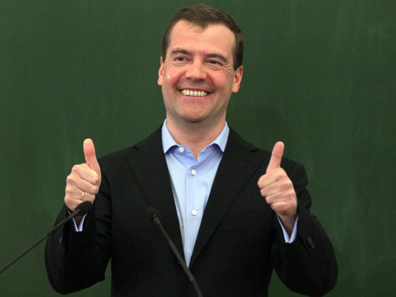 Медведев ограничил допуск иностранных лекарств для госзакупок