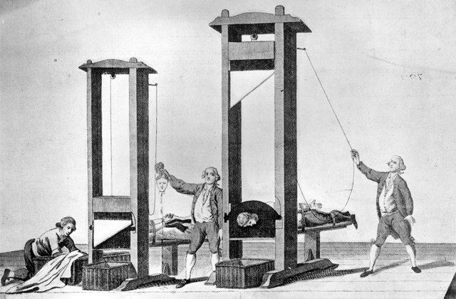 Исполнение казни на гильотине в Париже во время Французской революции. Изображение: Hulton Archive / Getty Images / Fotobank.ru