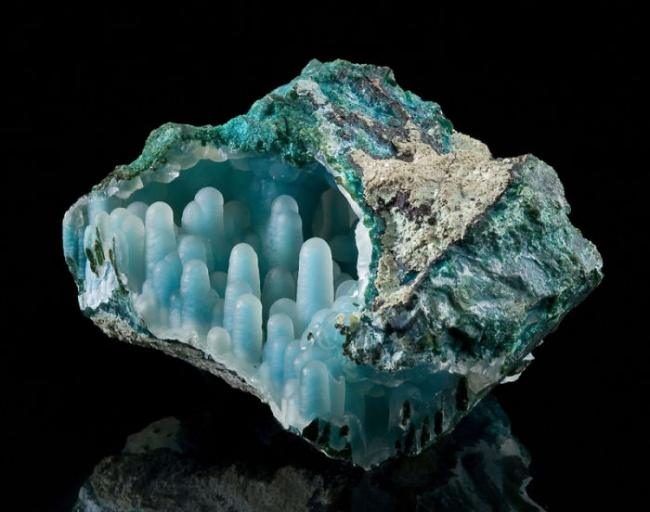 Дивной красоты минералы, найденные в разных концах света