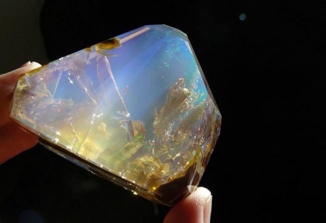 Дивной красоты минералы, найденные в разных концах света