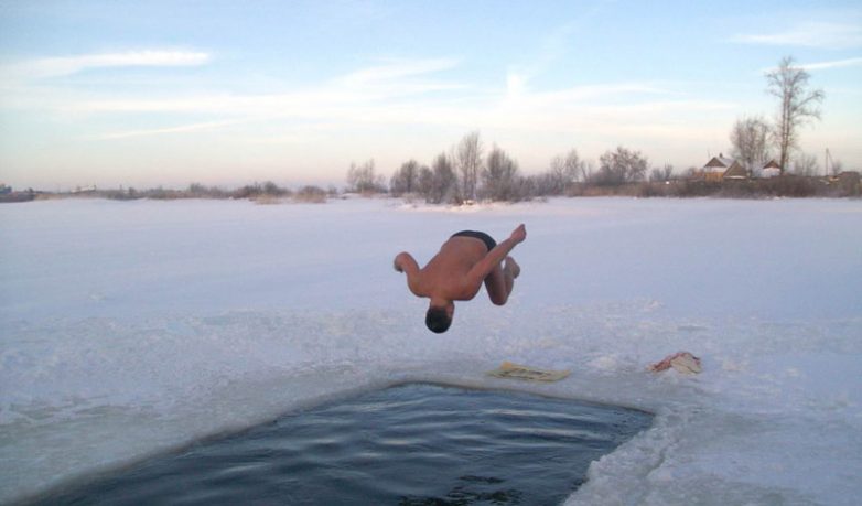 История моржей: откуда взялась традиция зимних купаний