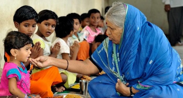 Индианка воспитала 1400 детей-сирот