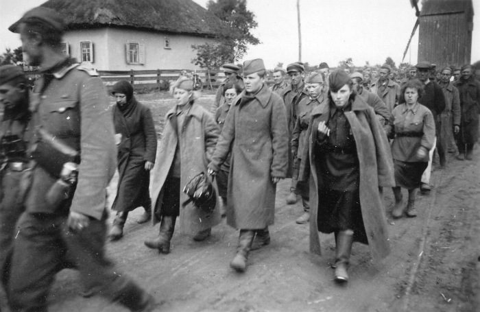 Пройти через ад: советские женщины-солдаты в немецком плену