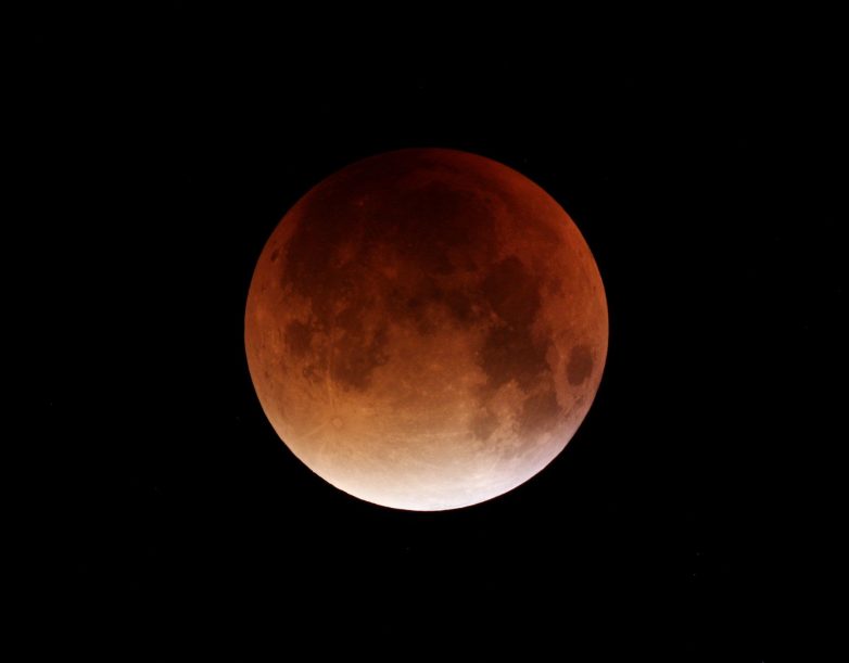 Сегодня - самое долгое красное лунное затмение 21-го века. Не пропустите!