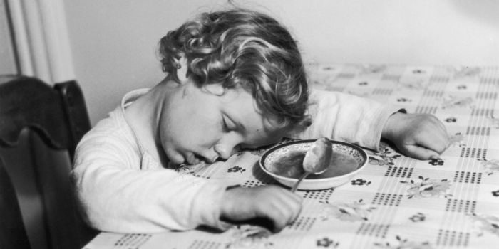 Научное объяснение, почему после сытного обеда всегда хочется поспать