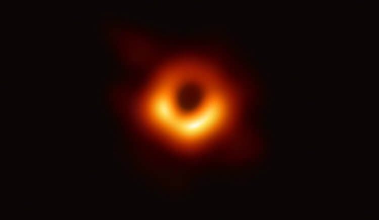 Опубликовано первое в истории настоящее фото тени чёрной дыры