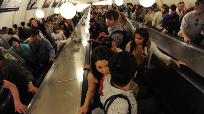 Вопрос на засыпку: почему поручни в метро едут быстрее эскалатора?