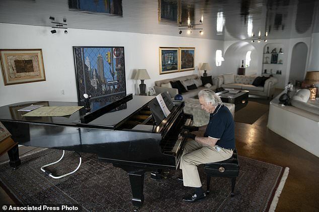 Пожилой музыкант может вновь начать играть на пианино благодаря бионическим перчаткам