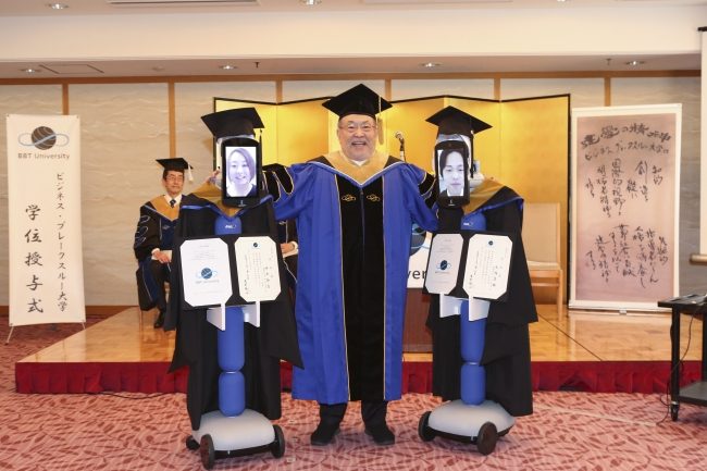 В Японии дипломы о высшем образовании вручили роботам, представлявшим учеников