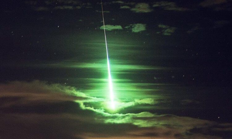 Вопрос на засыпку: почему метеориты окрашиваются в зелёный цвет?