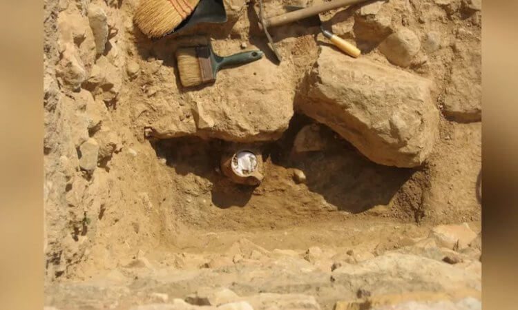В Афинах археологи обнаружили «проклятый» кувшин