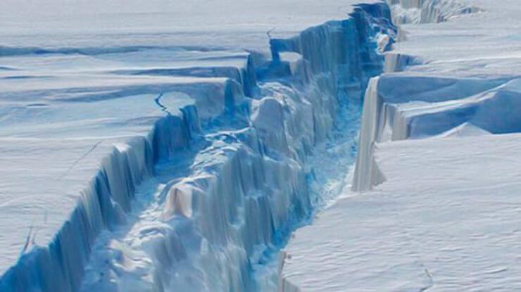 От Антарктиды всё чаще отламываются огромные айсберги — чем это может грозить?