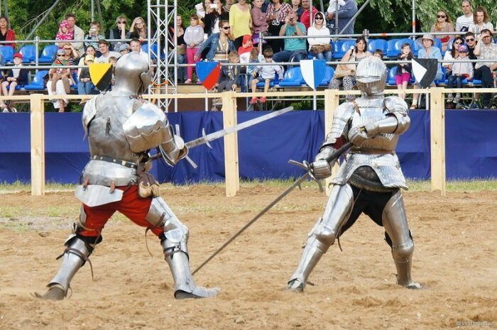 Вопрос на засыпку: как в Средние века можно было победить рыцаря, закованного в латы?