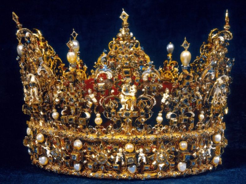 Царская роскошь: 10 самых красивых корон в мире