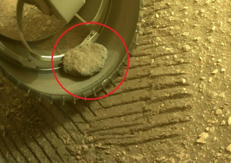 В колесе марсохода застрял камень-рекордсмен — миссии конец?