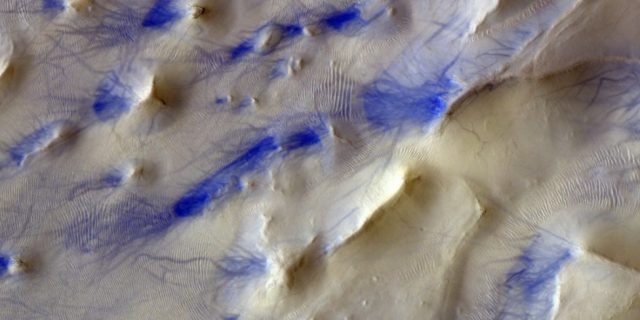 Астрономы обнаружили на Марсе следы «пылевых дьяволов»