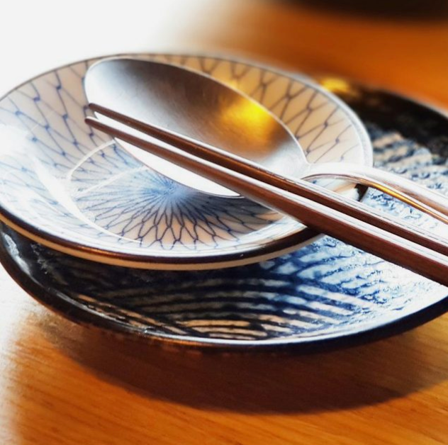 В Японии разработали палочки для еды, делающие пищу вкуснее